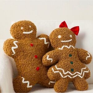 Mr & Mrs Spice Christmas Pillows from Pottery Barn! Gingerbread pillows